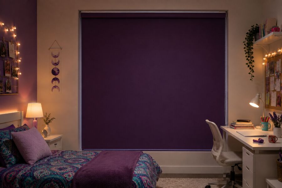 Persiana blackout morada cerrada en una recámara